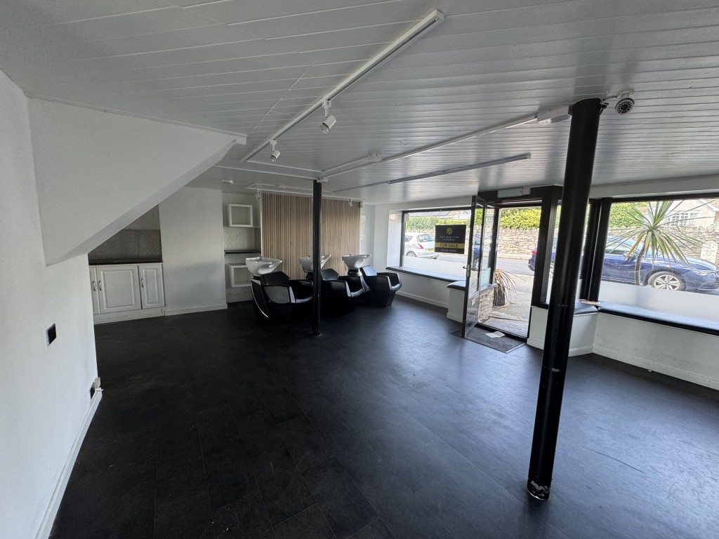 Lot: 65 - TWO STOREY COMMERCIAL UNIT WITH POTENTIAL, DETACHED BLOCK OF FOUR GARAGES AND CAR PARK - Ground floor area
